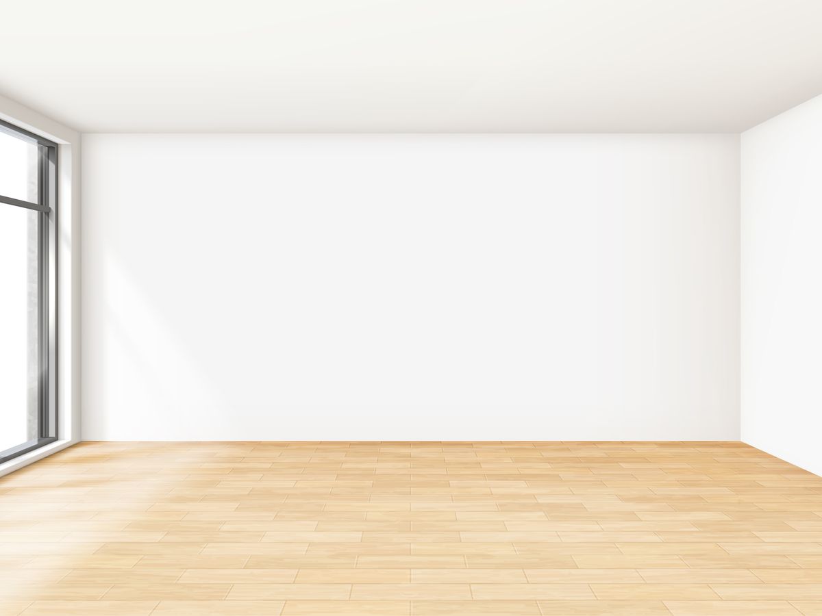 Przed: Pusty salon, który na miniaturce nie pokazywał potencjału mieszkania